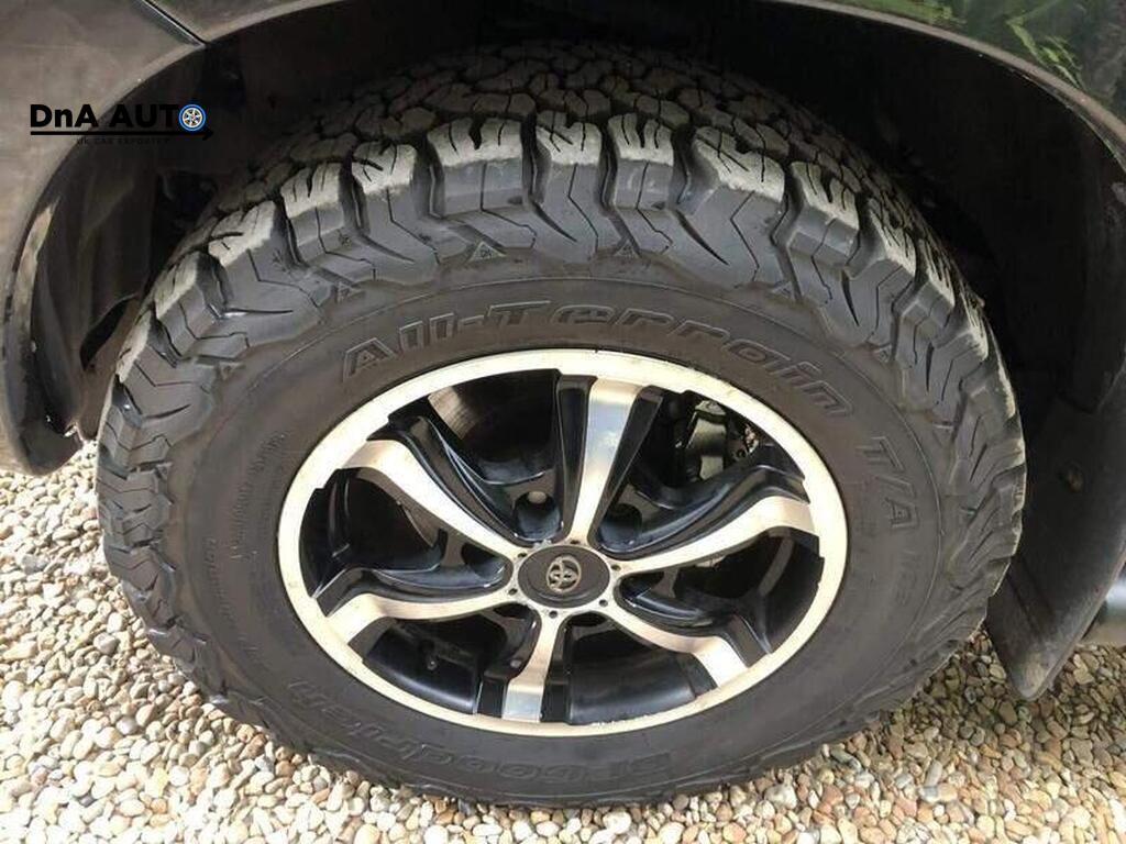 Toyota Hilux 3.0 D-4D Invincible Pickup Double Cab 4dr Diesel Auto 4WD Euro 5 (171 ps)