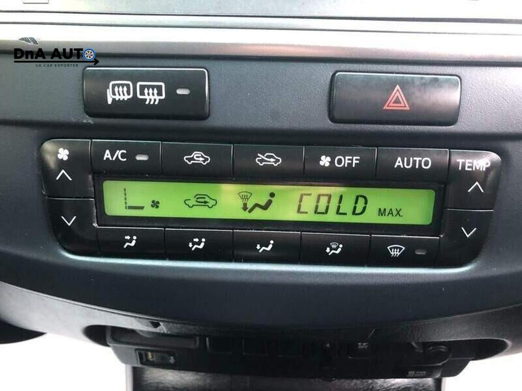 Toyota Hilux 3.0 D-4D Invincible Pickup Double Cab 4dr Diesel Auto 4WD Euro 5 (171 ps)