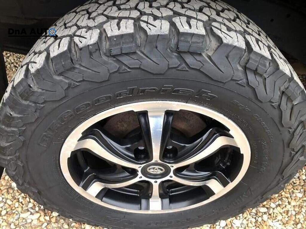 Toyota Hilux 3.0 D-4D Invincible Pickup Double Cab 4dr Diesel Auto 4WD Euro 5 (171 ps)
