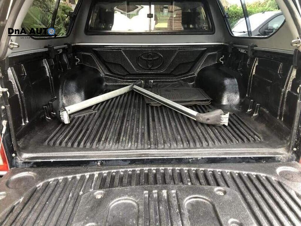 Toyota Hilux 3.0 D-4D Invincible Pickup Double Cab 4dr Diesel Auto 4WD Euro 5 (171 ps)
