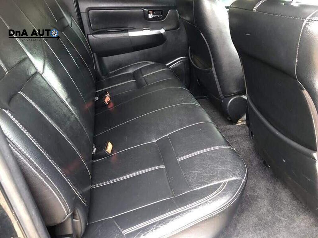 Toyota Hilux 3.0 D-4D Invincible Pickup Double Cab 4dr Diesel Auto 4WD Euro 5 (171 ps)