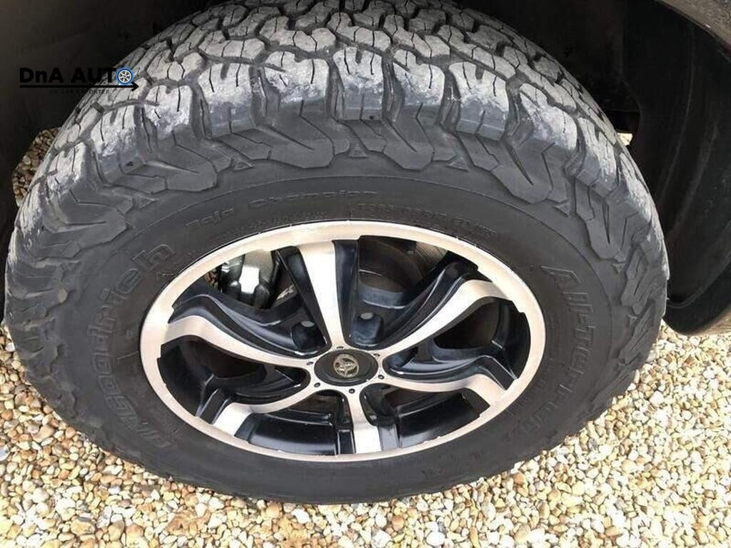 Toyota Hilux 3.0 D-4D Invincible Pickup Double Cab 4dr Diesel Auto 4WD Euro 5 (171 ps)