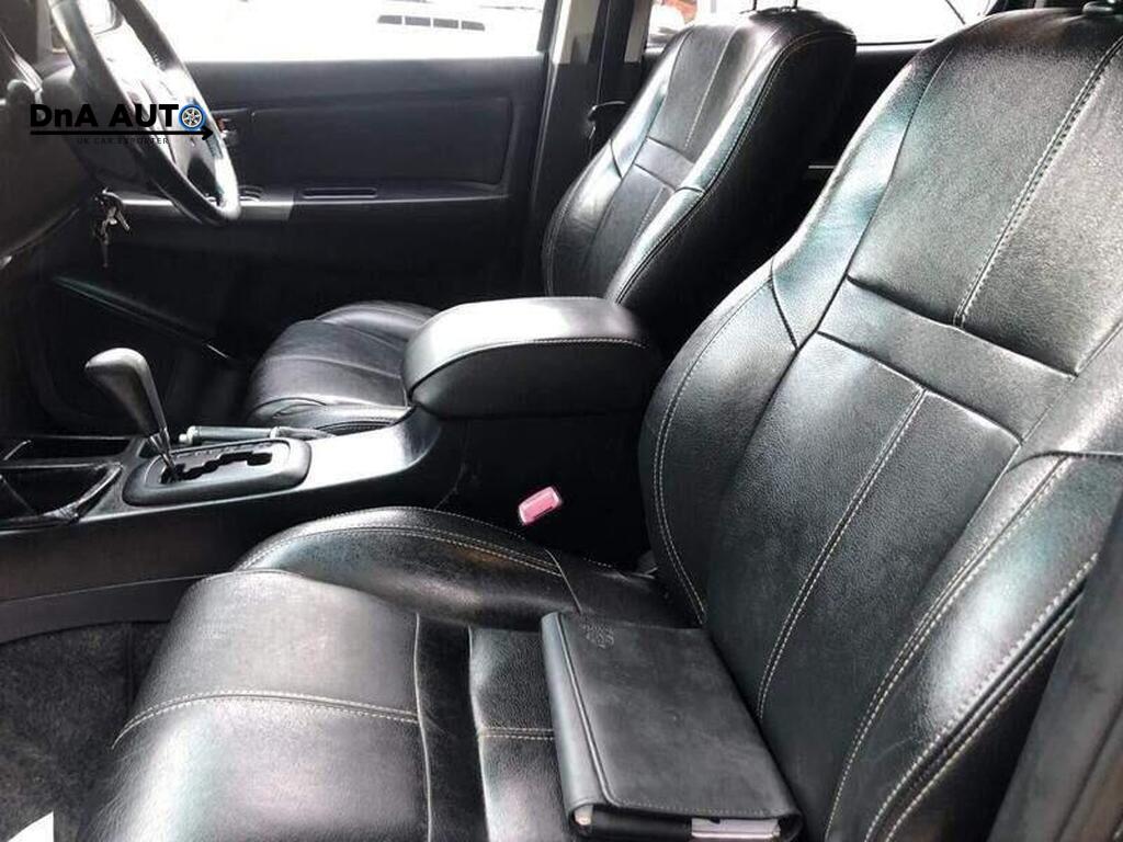 Toyota Hilux 3.0 D-4D Invincible Pickup Double Cab 4dr Diesel Auto 4WD Euro 5 (171 ps)