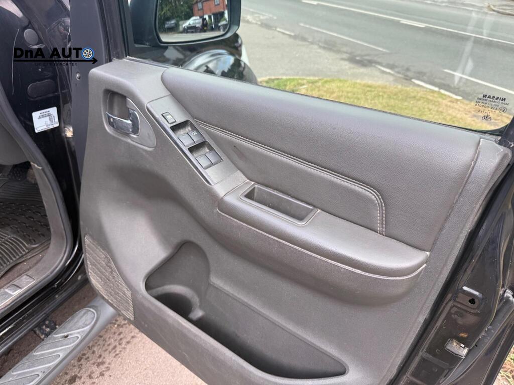 Nissan Navara 2.5 dCi Tekna Pickup Double Cab 4dr Diesel Manual 4WD Euro 5 (190 ps)